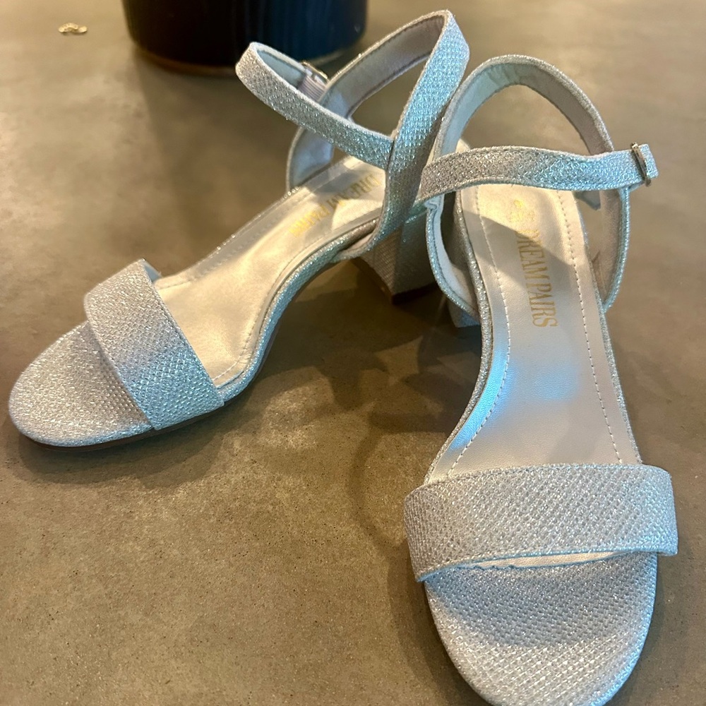 Silver Women’s Low Heels. Open Toe Ankle Strap Sandals w/ Buckle-Size 6